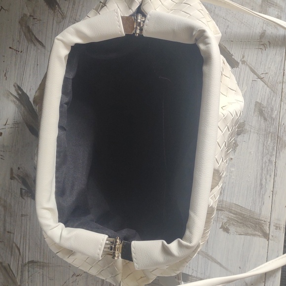 NWT Elegant White Woven Leather Bag - Picture 2 of 3